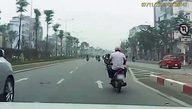 Xe ô tô đâm người rồi bỏ chạy, cô gái suýt bị xe cán qua người