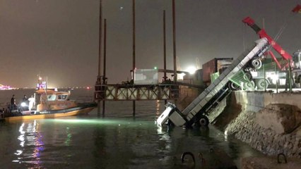 인천 남항부두서 5톤 화물차 바다로 추락...운전자 의식 없어 / YTN