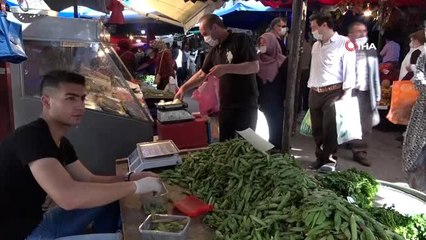 Bursa'da çarşı pazarlar tıklım tıklım doldu