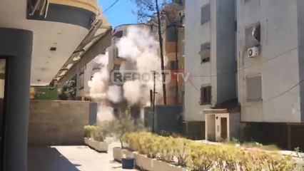 U dëmtua nga tërmeti/ Shembet me shpërthim të kontrolluar pallati 5 katësh te Shkëmbi i Kavajës