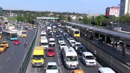 E-5 karayolunda mesai bitimi sonrası trafik yoğunluğu oluştu