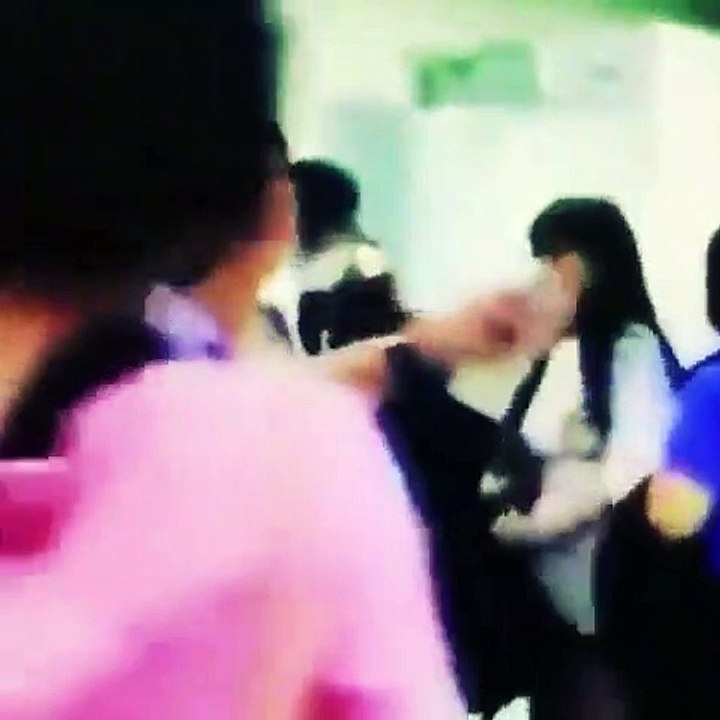 Bắt gặp cặp đôi Mây Họa Ánh Trăng như hình với bóng tại sân bay