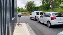 File d'attente de voitures sur le parking du laboratoire Novabio de Chancelade près de Périgueux.