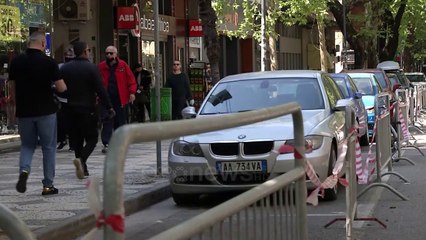Ora News - Bashkia në mënyrë arbitrare heq qëndrimet e taksive për korsi biçikletash