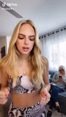 Elle a fait croire  à sa mère que son dos a craqué à cause de son père, alors que c’était des crackers !