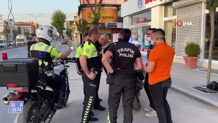 Tek teker üstünde kırmızı ışıkta geçen 20 yaş altı iki motorcu polisten kaçamadı