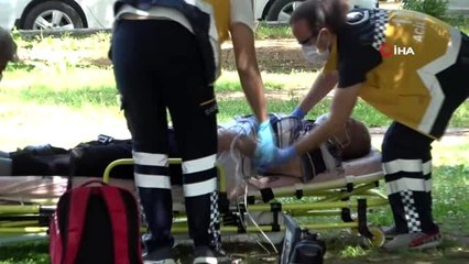 Parkta ilginç ölü-diri tartışması...Yerde yatan adamı gören vatandaşlar ölü-diri tartışmasına...