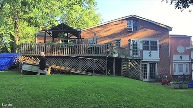 Con trai dùng băng kéo dán xung quanh nhà khi ba mẹ đi vắng