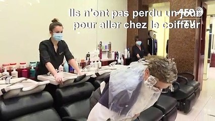 Déconfinement: premiers coups de ciseaux chez les coiffeurs pris d'assaut