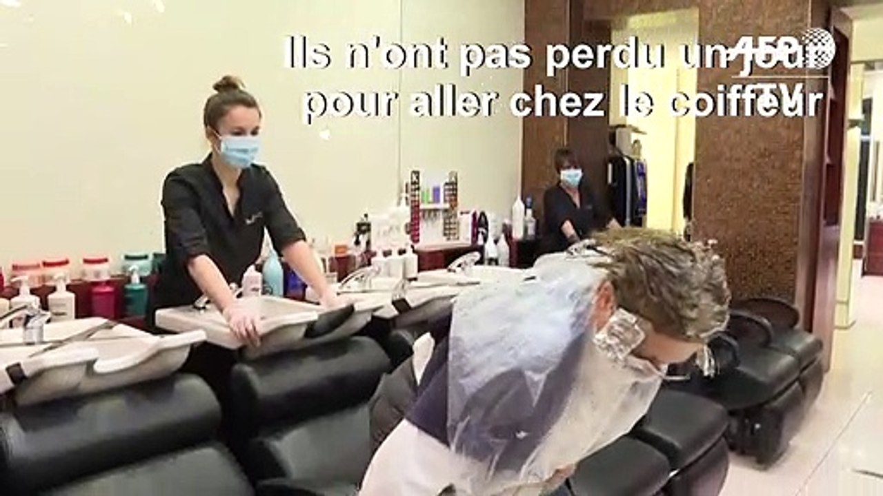 Déconfinement: premiers coups de ciseaux chez les coiffeurs pris d'assaut