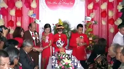 Cô dâu chú rể được bố mẹ cho 300 lượng vàng và 50 nghìn đô gây sốt
