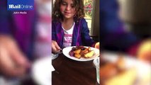 Cô bé mang bữa tối của mình cho người vô gia cư