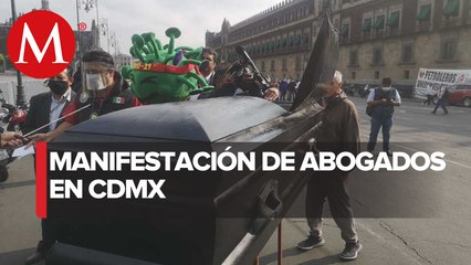 Con ataúd y botarga, abogados protestan frente a Palacio Nacional
