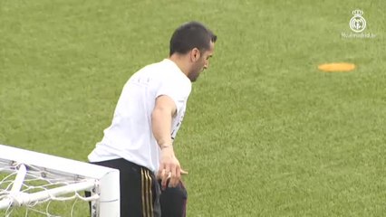 El Real Madrid de baloncesto se ejercita sobre el césped de Valdebebas