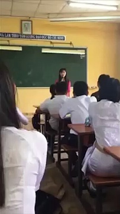 Ai mà không tan chảy trước cô giáo đã xinh đẹp, lại còn rất ngọt ngào này chứ!