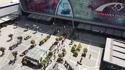 AVM önünde metrelerce kuyruk oluştu