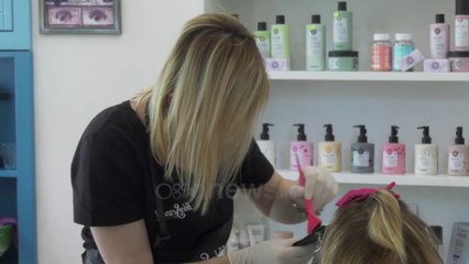 Ora News - Nga sot merrni doreza dhe maska kur të shkoni në parukeri!