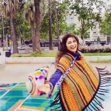Shriya dancing in the rain with her husband in Barcelona. #Actress #shriya #ShriyaTravelDiaries #Barcelona #shreya #நடிகை #நடிகைகள் #TamilActress #Dance #dancing #Rain #raindance #ஷ்ரேயா