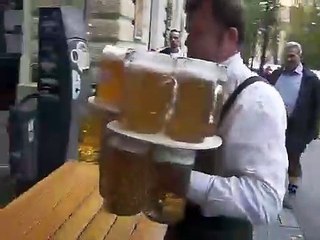 Porter 30 chopes d'1 litre de bière... dangereux