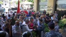 شاهد: لبنانيون يحاولون اقتحام وزارة الاقتصاد والشرطة ترد بالهراوات