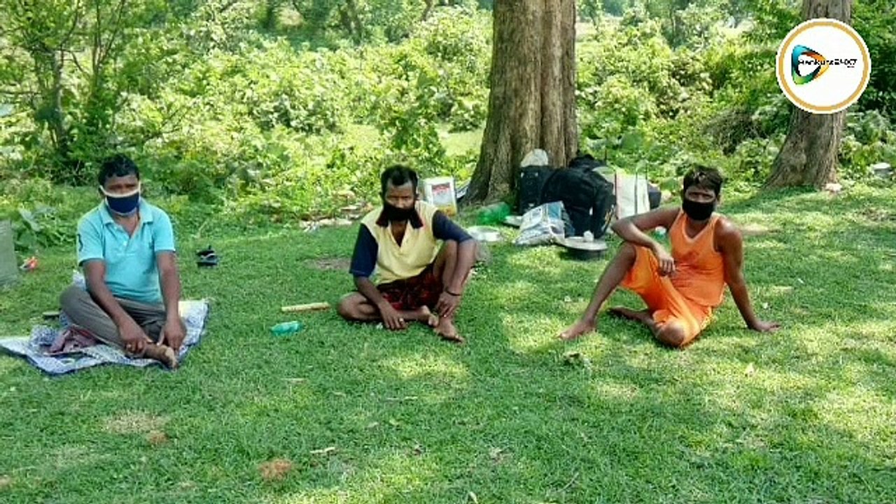 Bankura:  লকডাউনে পায়ে হেঁটে গ্রামে ফিরলেও ঘরে ঠাঁই হয়নি, মাঠে গাছের নিচে দিন কাটছে পরিযায়ী শ্রমিকদের।