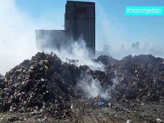 Derdhte mbetjet në lumin Shkumbin, gjobë kompanisë së pastrimit në Rrogozhinë