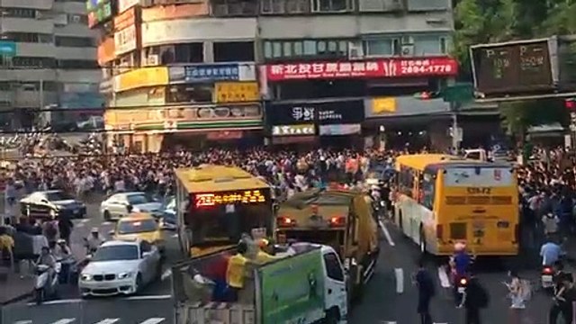 Hàng ngàn người kéo nhau bắt pokemon gây chấn động