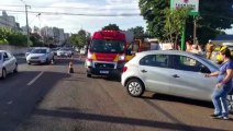 Acidente de trânsito envolvendo dois carros e bicicleta deixa homem ferido na Avenida Carlos Gomes