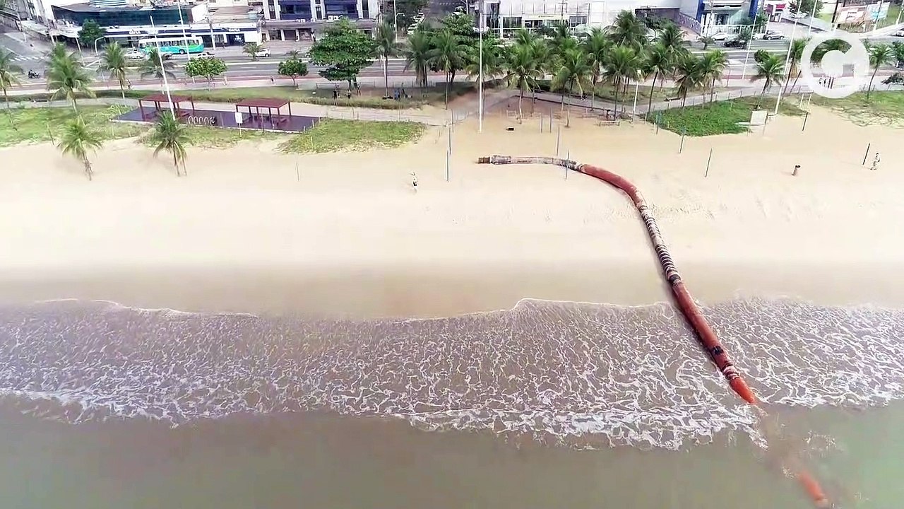 Dutos na Praia de Camburi, em Vitória