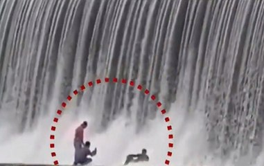 Uttar Pradesh Flood: Youths Risk Lives To Click Selfie in Chandauli