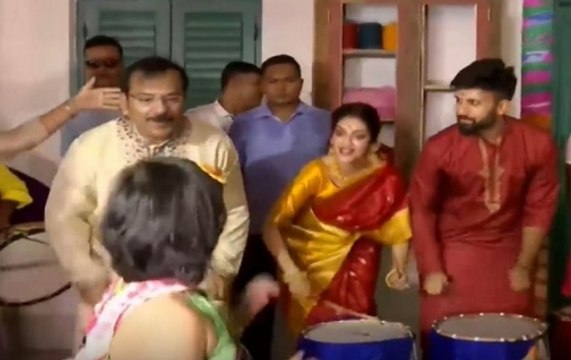 Trinamool MP Nusrat Jahan Reaches Durga Pandal, Offers Prayers