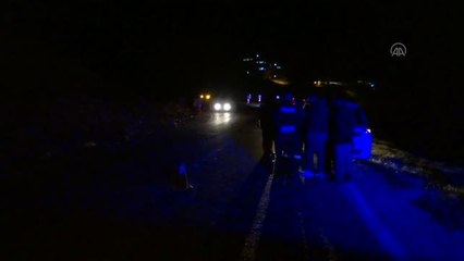 Sürücüsünün polisten kaçtığı otomobil şarampole devrildi: 3 yaralı
