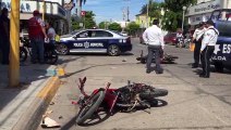 ¡El colmo! Chocan dos motocicletas en pleno Centro de Guasave; hay tres heridos