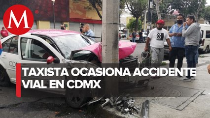 Taxi choca contra camioneta y un poste en la Obrera; hay dos lesionados
