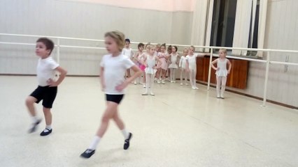 Sophia, Isabella e Alice Aula de Ballet - Aula 9 - coreografia. Alongamento