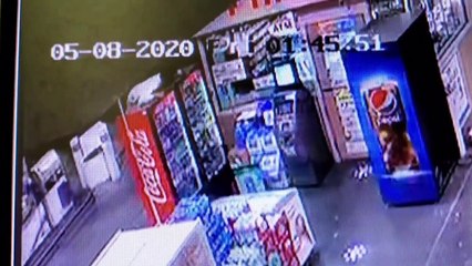 Ladrão usa a técnica da cobra bêbada para roubar... 2 latas de refrigerante