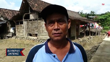 Warga Bersihkan Sisa Banjir Bandang Sojomerto Kendal