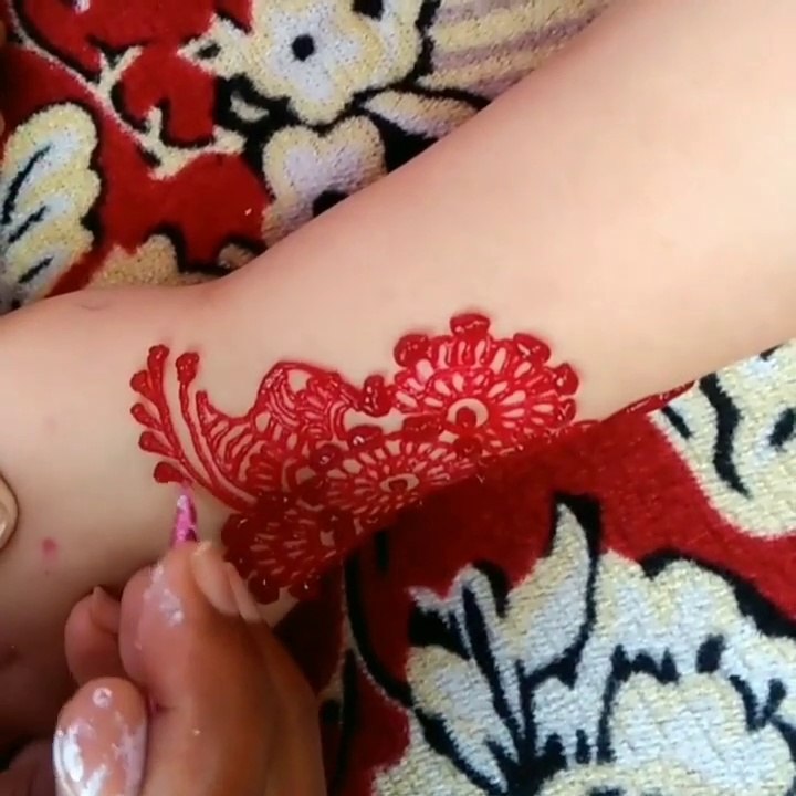 Very_simple__mehndi_design__for_backhand_(720p)