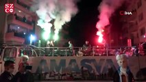 Amasya’da eğlence sokakta, vatandaşlar balkonda