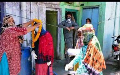 नीमच: स्केनिंग करने पहुंची आंगनवाड़ी कार्यकर्ताओं को मोहल्ले वासियों ने किया स्वागत