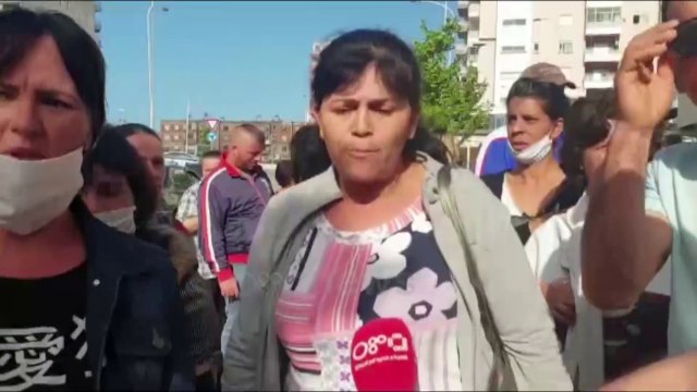 Ora News - Vlorë: Një punonjësish të një fasonerie këpucësh në protestë për pagën e luftës