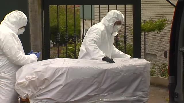 Familiares de víctimas del coronavirus se querellan contra el Gobierno