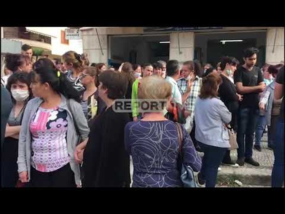 Report TV - Vlorë/ 250 punëtore të fasonerisë në protestë: Duam pagën e luftës