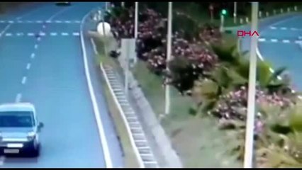 ANTALYA Alanya'da motosiklet sürücüsünün yaralı kurtulduğu kazanın görüntüsü ortaya çıktı