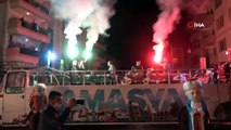 Amasya’da Eğlence Sokakta, Vatandaşlar Balkonda