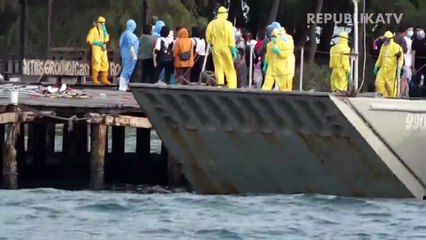 Sejumlah Warga Negara Indonesia (WNI) antre untuk mendaftar ketika proses repatriasi WNI di Bandar Udara Internasional Colombo, Sri Lanka.