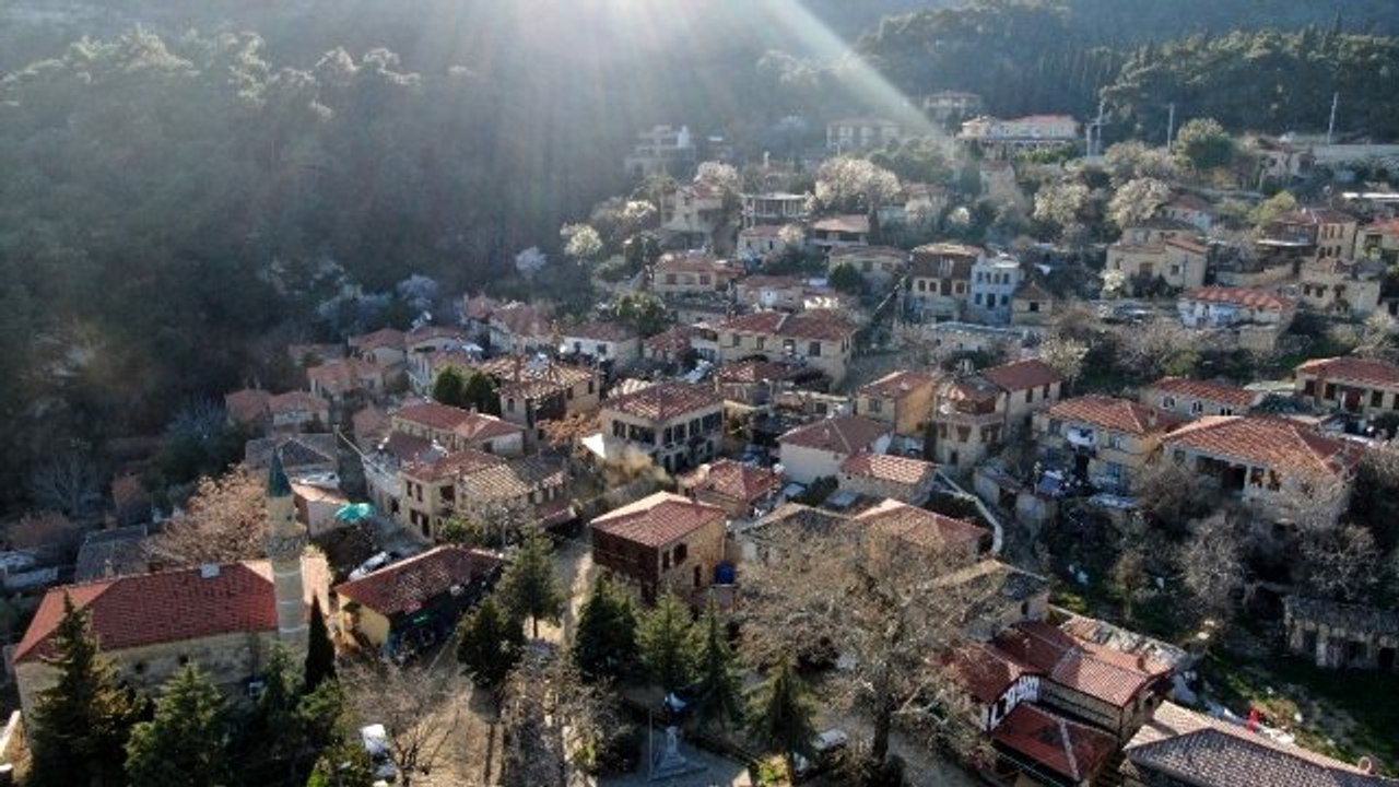 Çanakkale'de bulunan Yeşilyurt köyünde fotoğraf çekmek isteyenler muhtarlığa para ödemek zorunda