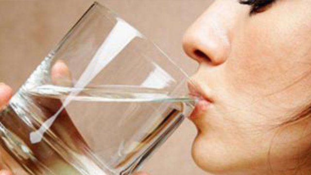 गर्म पानी पीने का सही तरीका जानते हैं आप ? | Right Way to Drink Hot Water | Boldsky