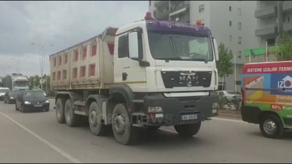 Ora News - Protesta me bori, transportuesit kërkojnë hapjen e portit të Vlorës