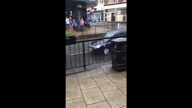 Sốc trước cảnh thiên tai bất ngờ ập đến giữa đường